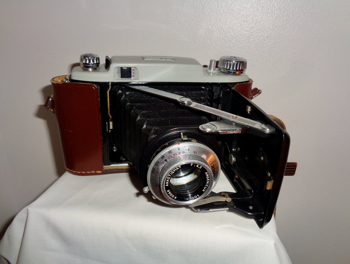MullardAntiques's tweet photo. 1950s #Kodak 620 #ModelB31 Medium Format Roll Film Camera. Working #FoldingCamera. Ever Ready Case https://t.co/xajnzjFaGz #supplies #amateurphotography #analoguefilm #photographic #cameraaccessories #photographer #vintage #1950scamera #rollfilm https://t.co/ENV0sXqhMb