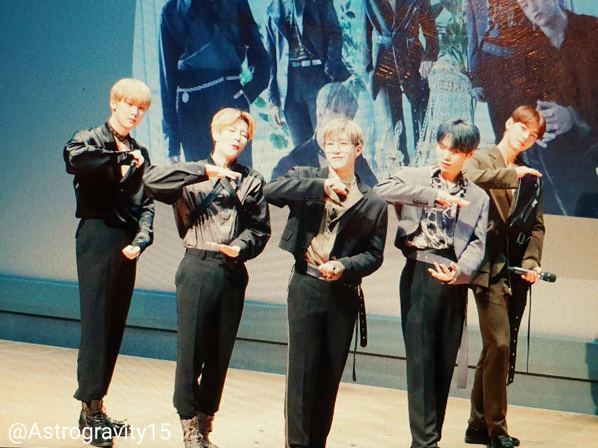 AstroGravity15's tweet photo. 프리뷰🌌 191130 서초 팬싸인회 #아스트로 #ASTRO 멋진 포즈 타임! https://t.co/cUBOFyOiR5