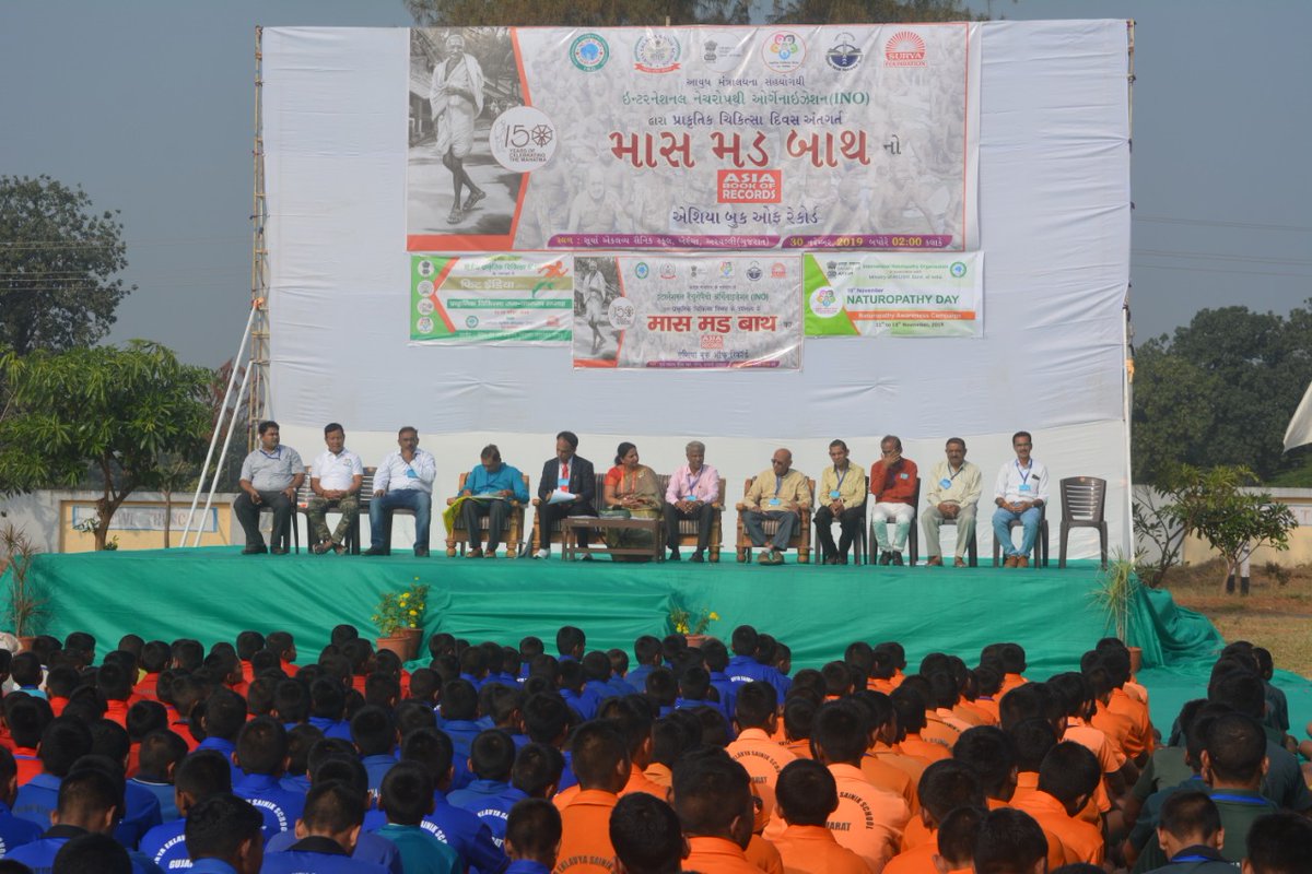 VishnuRayka1's tweet photo. #MassMudBath
@MoHFW_INDIA
@moayush
@biradar_anant
@surya_ino
@PMOIndia
Today Surya Eklavya Sainik School Organised Mass Mud Bath on the occasion of Naturopathy day which made Asia Book of World Record. https://t.co/MJl7ipeWR2
