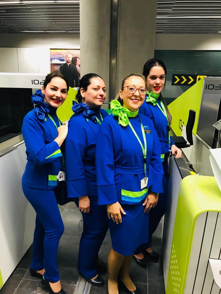 BinterCanarias's tweet photo. Hoy es un día especial para nosotros. En Binter llevamos 30 años estrenando destinos e ilusiones,  y ahora también uniformidad, a la que hemos denominado "Cielo de Canarias". Es un placer compartir con ustedes este momento. https://t.co/wf7ALpK4jm