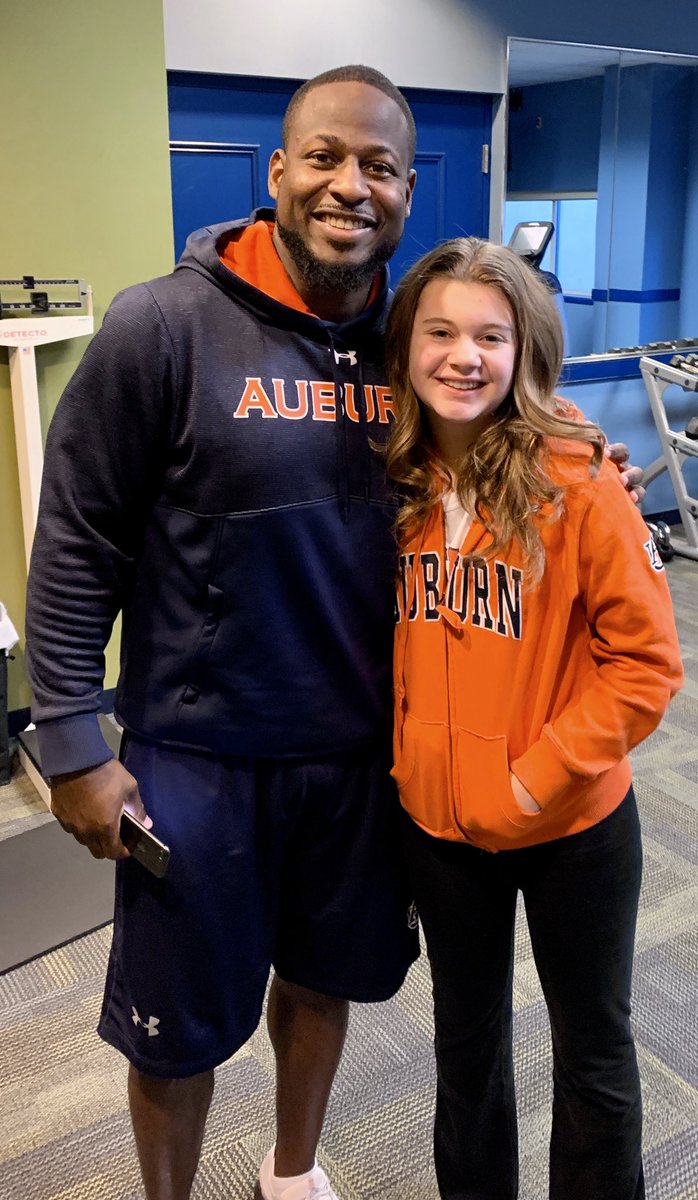 cfowler240's tweet image. Good way to start the day for Isabellas first Iron Bowl. 
Run into Cadillac Williams. 
War Eagle!!