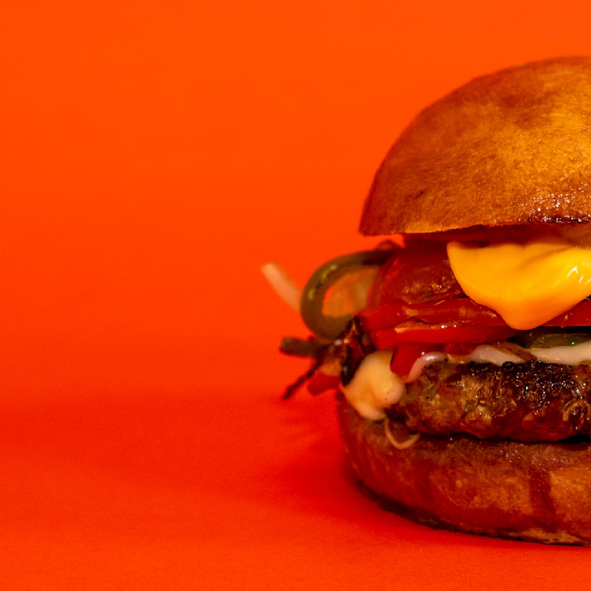 Diggsargentina's tweet photo. La receta magistral de nuestra Sgt. Pepper pergeñada por Dante Franco es ideal para estos días de verano: al sabor de nuestra #burger artesanal le suma el frescor de pimientos y tomates asados, servidos con doble queso y cebollas caramelizadas en pan casero tipo brioche. #Palermo https://t.co/ViYhYyTDQV
