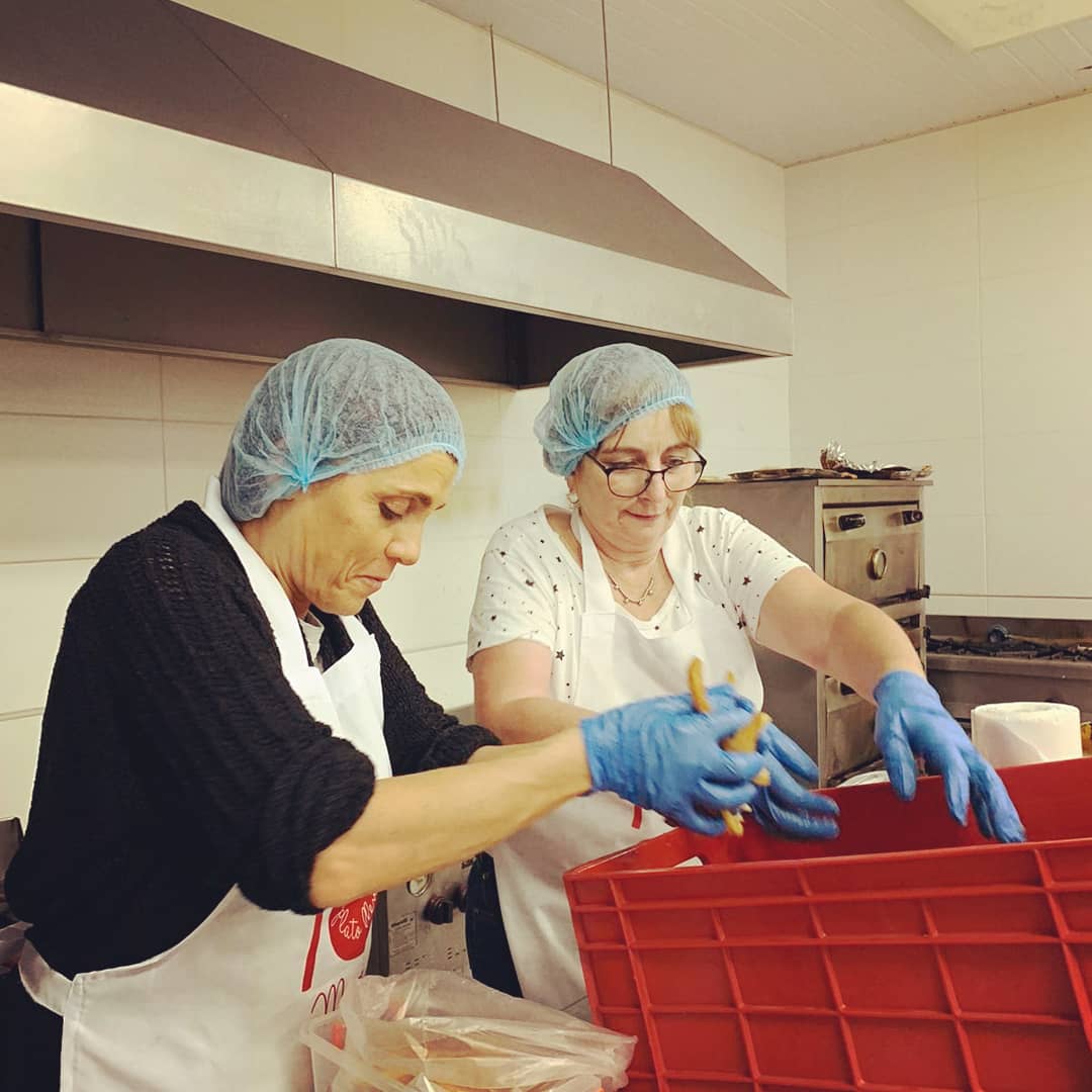 LlenoUy's tweet photo. Gracias a 5 voluntarios pudimos estar presentes en 5 eventos, rescatar cientos de kilos y darlos a quienes lo necesitan.
En estos días necesitamos muchas manos
Hay mucho más por hacer.
Sigamos llenando platos que están vacíos 
#LaComidaNoSeTira 
#ConcienciaAlimenticia https://t.co/detbvGzVLl
