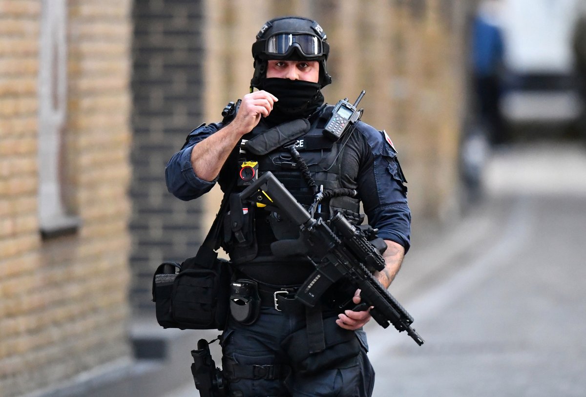 Southwood T Co Thupwaqffc イギリスの警察 の人がg36やシグザウエルのmcxやlmtの超かっこいい鉄砲を持っています