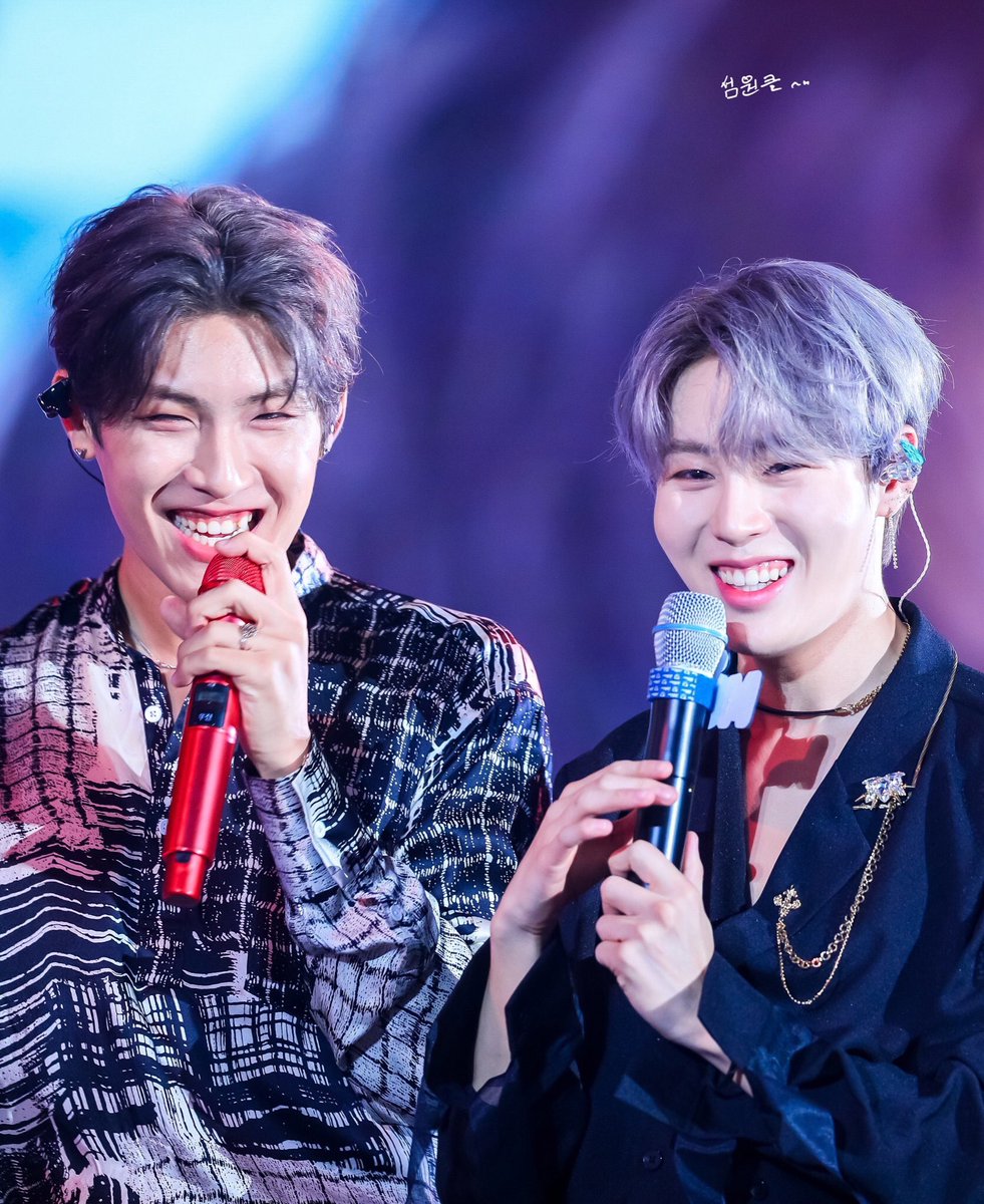 cantandocloud's tweet photo. I love AB6IX Jaehwan Daniel, but this is totally unfair. At least let him perform there. Melon such nonsense. No matter how bad the world seems at least we let @gooreumseng knows he’s being supported and loved. Be respectful &amp; proud to be 하늘.
#멜뮤_핫트렌드상_해명해 https://t.co/x59GrXIw7Q
