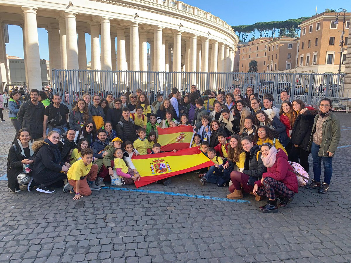 dfcspain's tweet photo. ¡La #DelegacionDFCEspaña después de la audiencia con el Papa en el Vaticano! @coleinnovadores @FETeresiana @ClaretAskartza @CMariaReina @ConsolacionOnda @SEKCiudalcampo @PastorinasLeon @estrellaazahara @NtraSraVictoria @feducaci_alcoi #ICanChildrensGlobalSummit https://t.co/nQCDhuMRN1