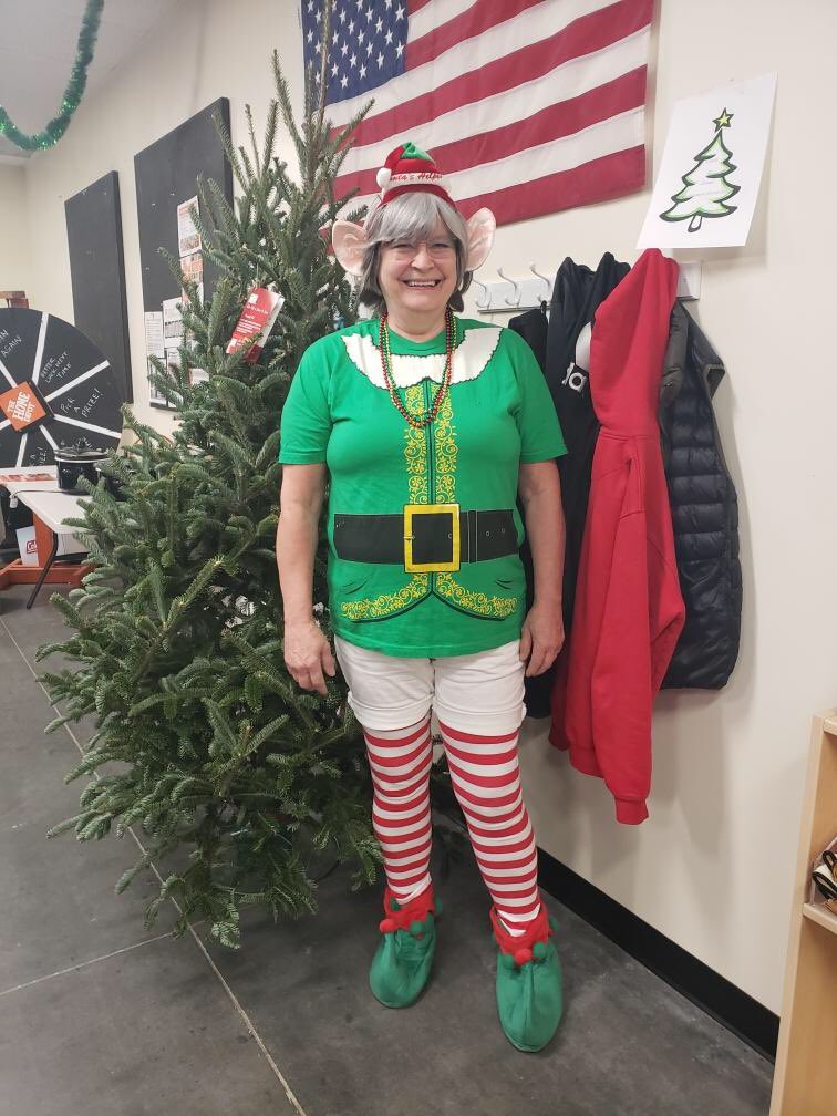 atrinowski6980's tweet photo. Ready, Set, Santa! Come on down to 6980 where Santa and his elves are photo ready for kids workshop! #BlackFriday2019 #Store6980 #D235 @hollytate122 @cole91960676 @WarrenMcClung2 @thdsandi @jab905 https://t.co/WRnnTxgM7o