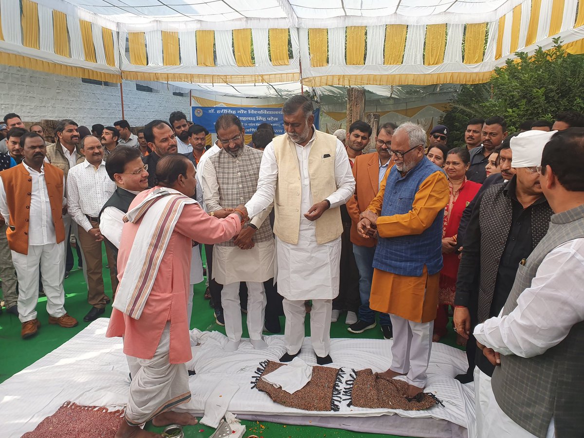 prahladspatel's tweet photo. सर डॉ हरीसिंह गौर विश्वविद्यालय सागर में,संस्कृति मंत्रालय से स्वीकृत 4करोड़ 60लाख की लागत के एक म्युजियम की आधारशिला रखी।सांसद ,विधायक एवं महापौर सहित गणमान्य नागरिक एवं छात्र छात्राओं की उपस्थिति रही@PMOIndia @MinOfCultureGoI @incredibleindia @BJP4India @BJP4MP @mRajbahadurBJP https://t.co/M5KlUs5UL8