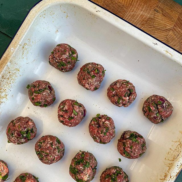TimPatten2's tweet image. Meatballs 😍 - is there anything better then meatballs floating in a rich tomato and garlic sauce. Name me a more iconic duo?
.
These meatballs are cheesy and peppery an really simple to make
.
.
500g of mince (just beef or a mix of 250g beef and 250g… ift.tt/2L3CIHZ