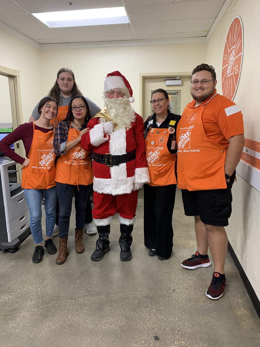 A visit from Santa to our new associates orientation class <a href="/KennyB1080/">Ken Barnhard</a> <a href="/CodyCWKking/">Cody King</a> @EfrenExports <a href="/heidihorupp/">Heidi Rupp</a> <a href="/AmandaKincadeSE/">Amanda Kincade</a> <a href="/JulieFennell2/">Julie Fennell</a> <a href="/LelandM65171460/">Leland Miller</a> <a href="/MillieR33059689/">Millie Ramirez</a> <a href="/LindaStverak/">Linda Stverak</a> @SeanHale_0244 <a href="/SeanBrownD133/">Sean Brown</a>