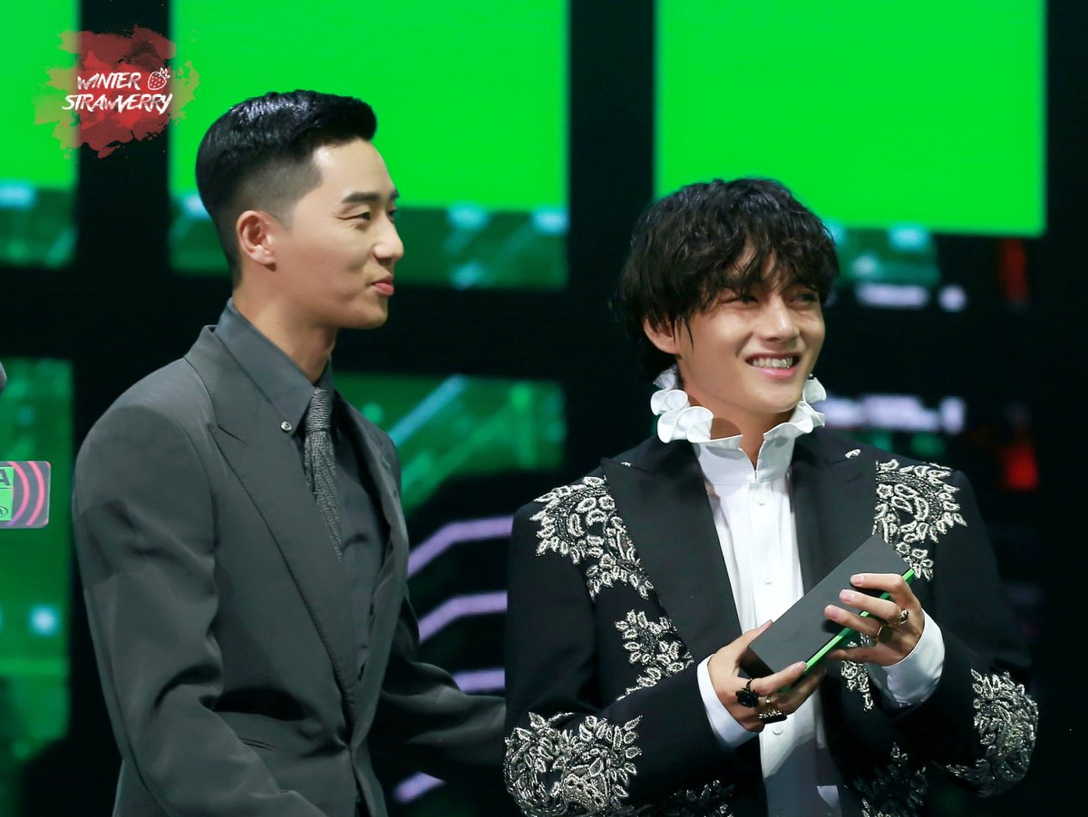 Jm95Nwn's tweet photo. ยังเป็นน้องน้อยของฮยองอยู่นะฮะ #Parksojun #V #BTS #MMA2019 #BTSatMMAs https://t.co/svGmoQGtEZ