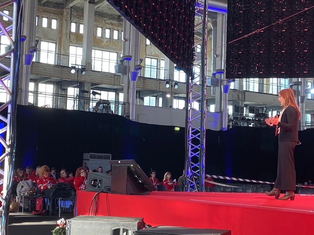 HUMANFdn's tweet photo. ⭕️ Oggi siamo a #Jump2019, evento della @crocerossa❗️La nostra @raffaelladef ha parlato alla comunità dei volontari di come rispondere alla nuove sfide della #cooperazione internazionale. Partendo da un esempio: l’humanitarian impact bond di Croce Rossa Intenational 🤝#stayhuman https://t.co/8JVElwS027