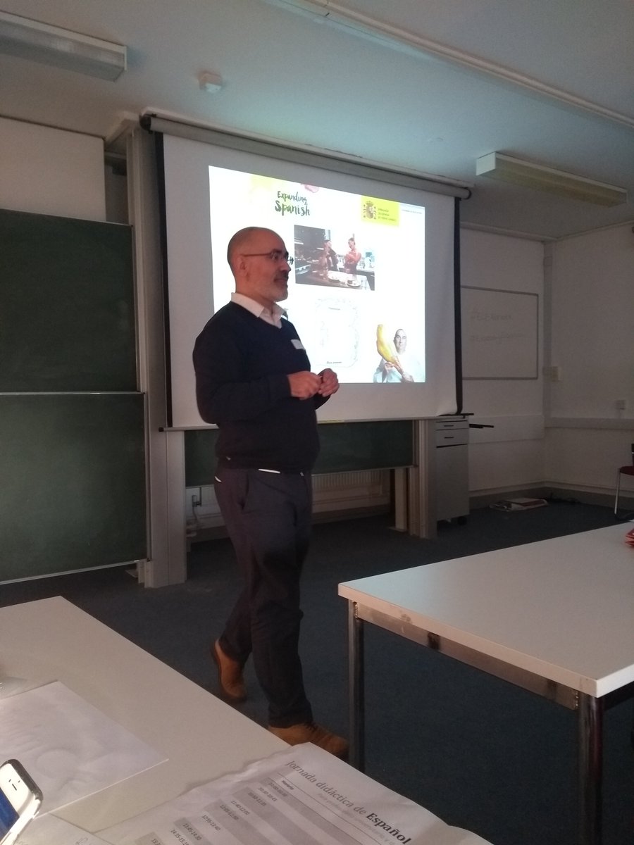 RqlNvs's tweet photo. Rubén Barderas, @consejeriauk, nos habla de un proyecto culinario para usar con nuestrxs estudiantes 🥘🍽️. #EleWarwick #ExpandingSpanish @WarwickSMLC https://t.co/Ta7Yq2bJhy