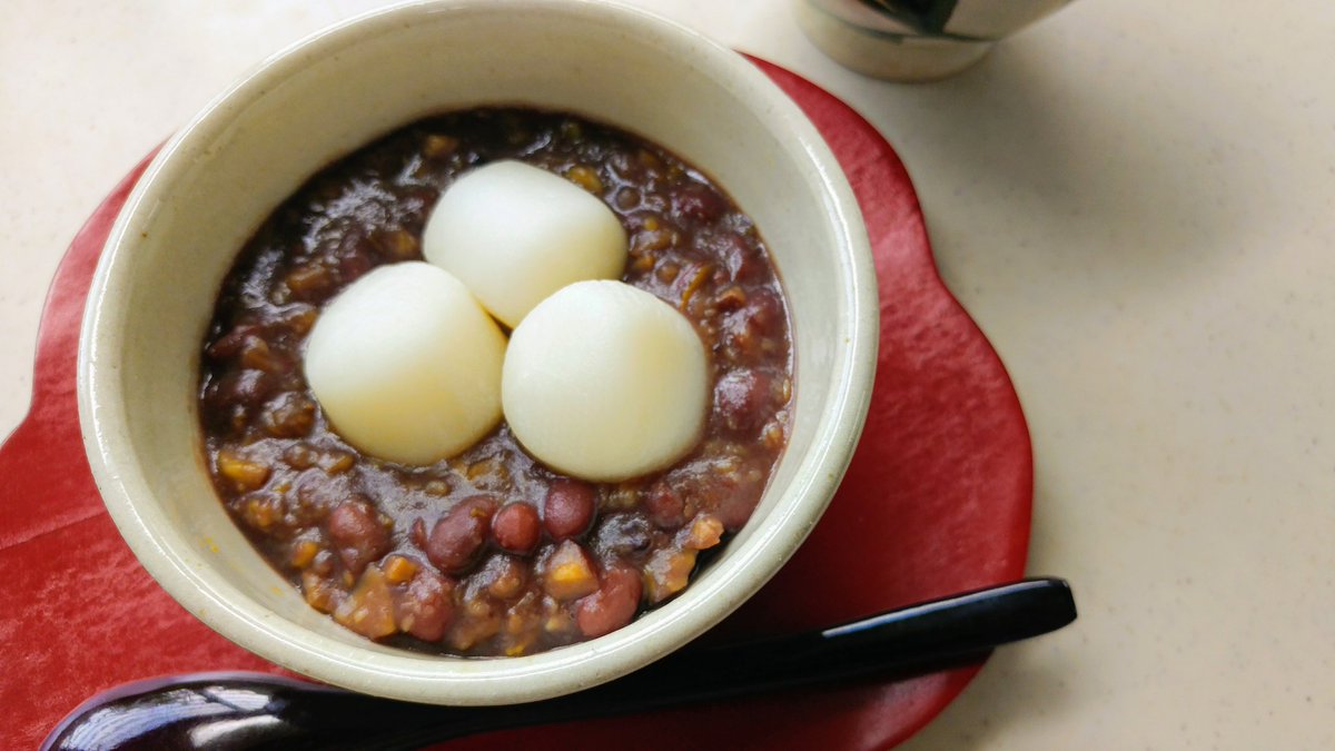 夜食は道連れ 世は情け

白玉ぜんざい、いかがですか?✧︎

今夜の白玉ぜんざいは、ちょっとひと手間加えまして、甘栗を足してみました✧︎

今回のあんこは粒あんで作りましたが、こし餡も最高に美味しいです。こし餡にはバニラか抹茶アイスのトッピングを、とてもオススメします✧︎ 