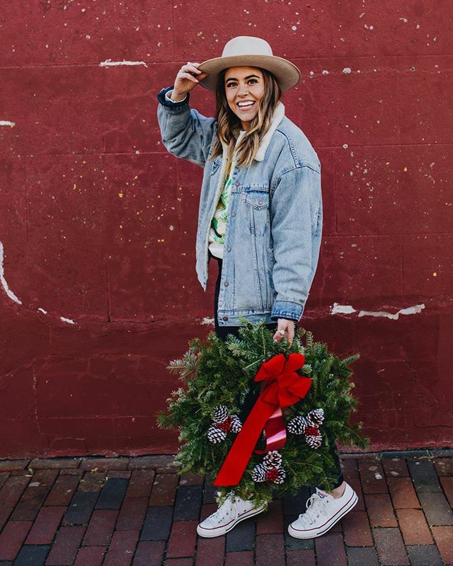 georgiemorley's tweet photo. cue all the Christmas music 🎄✨ tell me: what’s a must on your holiday playlist? .
.
.
.
.
.

#nantucketstyle #everydaystyle #realoutfitgram #stylediary #styledbyme #effortlesschic #ootdinspo #outfitposts #theeverydayproject #stillswithstories #darlin… https://t.co/WVl8skTvz0 https://t.co/fav51WYgXC