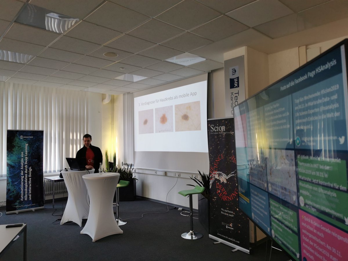 Data Science Experte Viktor Eberhardt stellt die #scion2019 Challenge 9 "Deep Learning Modell zur Detektion von Hautkrebs" durch eine App vor. In Echtzeit sind in sozialen Medien zu sehen was die Inhalte vom Workshop sind. (Siehe TV Screen)