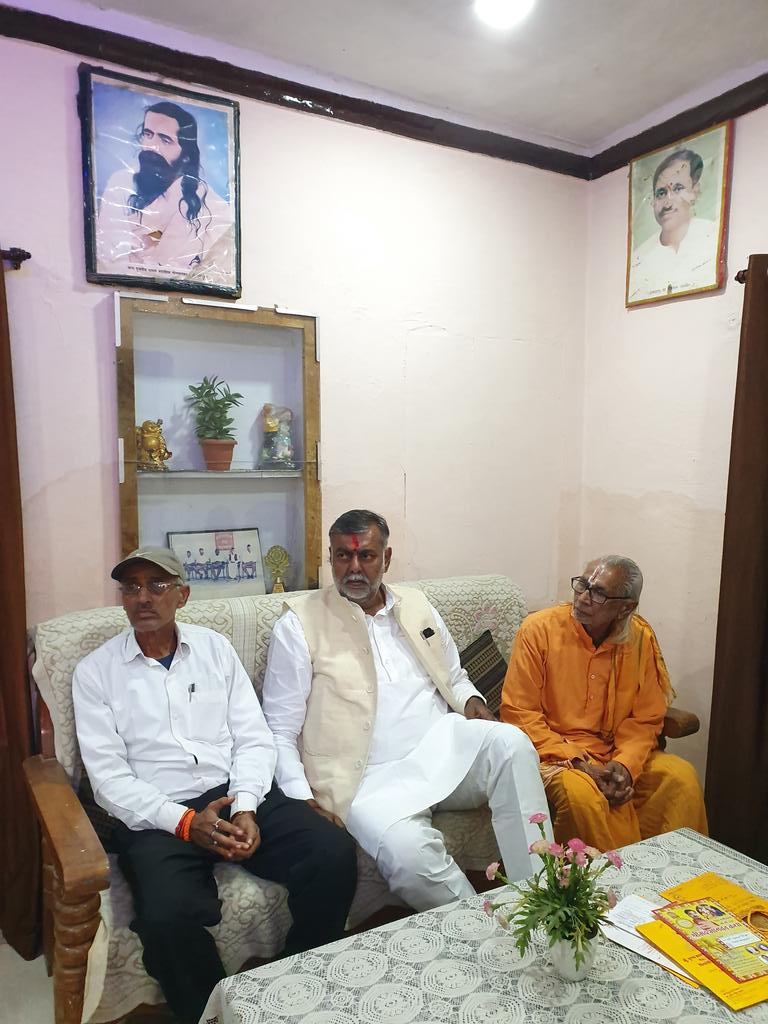prahladspatel's tweet photo. बड़ामलेहरा विधानसभा के पार्टी के वरिष्ठ नेता, ब्हालीवाल के राष्ट्रीय खिलाड़ी अर्जुन सिंह मास्साब के निधन पर निजनिवास पर श्रृद्धांजलि अर्पित की @MinOfCultureGoI @incredibleindia @BJP4India @BJP4MP तद्उपरांत मेरे जिला प्रतिनिधि सुनील मिश्रा जी के यहाँ भोजन कर छतरपुर प्रस्थान किया। https://t.co/KLVcPQrZJQ