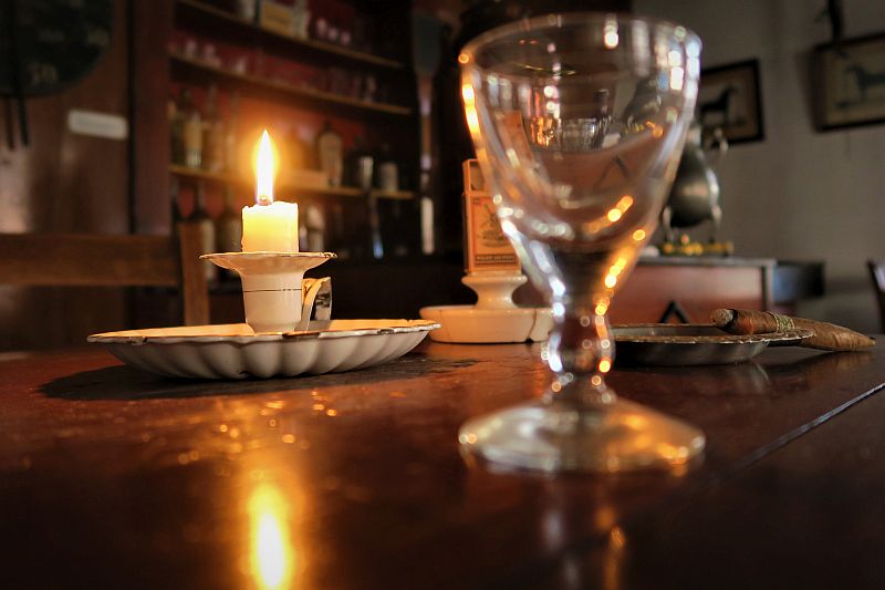 museumkaart's tweet photo. #Eénmalig. Kom naar het sfeervolle slot van 't 60-jarig bestaan van #OpenluchtmuseumHetHoogeland, Warffum. Za 21 dec, 17-21 uur: ’Licht &amp; Donker’: olielampen, brandende kaarsen, petroleumstellen, knapperend houtvuur, gasverlichting &amp; oude straatlantaarns: https://t.co/ufJtW8lD5g https://t.co/NqM99UuOS1