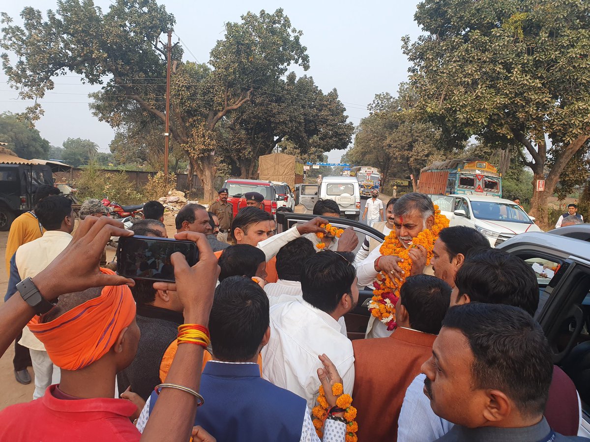 prahladspatel's tweet photo. बड़ामलेहरा विधानसभा के पार्टी के वरिष्ठ नेता, ब्हालीवाल के राष्ट्रीय खिलाड़ी अर्जुन सिंह मास्साब के निधन पर निजनिवास पर श्रृद्धांजलि अर्पित की @MinOfCultureGoI @incredibleindia @BJP4India @BJP4MP तद्उपरांत मेरे जिला प्रतिनिधि सुनील मिश्रा जी के यहाँ भोजन कर छतरपुर प्रस्थान किया। https://t.co/KLVcPQrZJQ