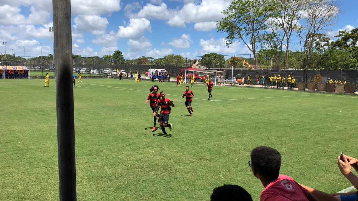 sportrecife's tweet photo. Enquanto nossa casa está movimentada para o mutirão de Sócios, fora dela Sub-15 leonino derrotou o Retrô e acabou de tornar-se Campeão Pernambucano! 3 a 1, gols de Victor Gabriel, Cícero e Gustavo! É o Super Sport que estremece a terra! #FamíliaSport #PST 👊🦁 https://t.co/AQVYWNrT49