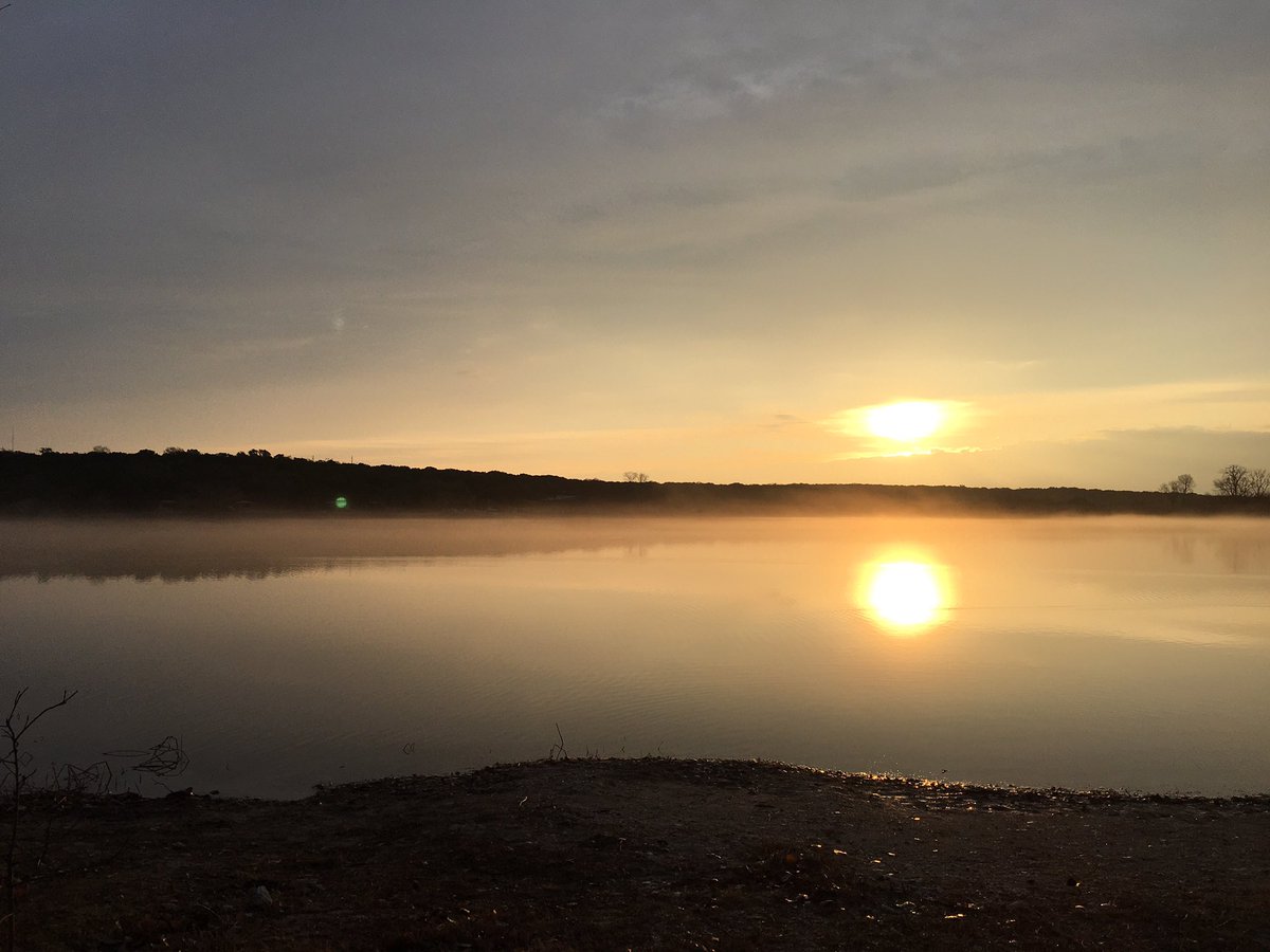 RoamWithRobin's tweet photo. Beautiful sunrise over Lake Medina @TPWDparks https://t.co/gWYKXAPJVe