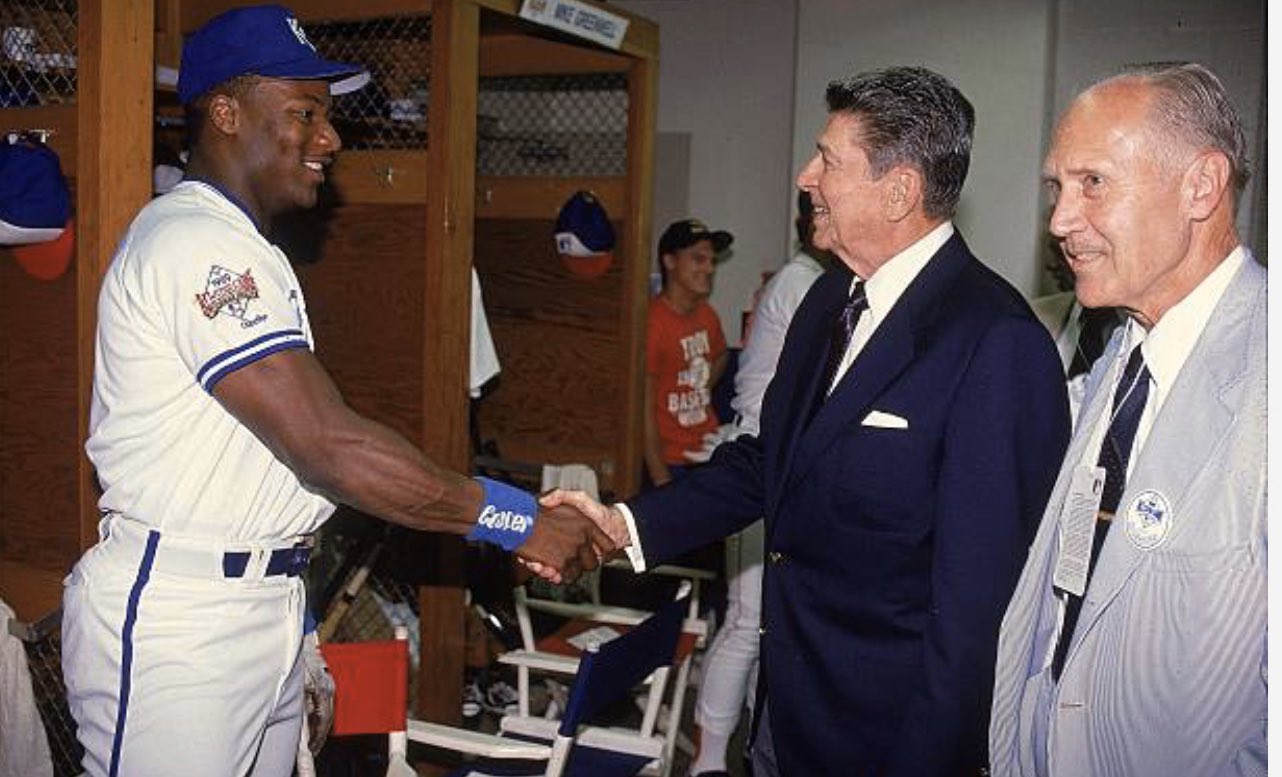 Happy Birthday, Bo! Jackson pictured with President Ronald Reagan at the 1989 MLB All Star Game. 