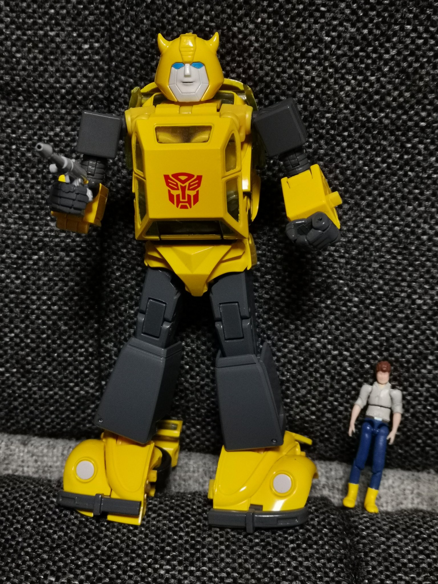 Tf Tf トランスフォーマー大好き Mpバンブル3 ロボットモード 前回のがアニメデザインの割に体格も顔 もなんか変だったので ようやくアニメスタイルのバンブルって感じ 後ろや足の畳んだパーツは見苦しい かわいいバンブルのハンドガン付属は珍しい