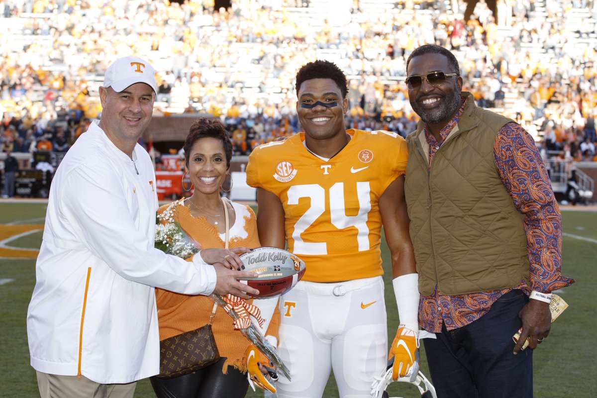 ToddKellyJr's tweet photo. Get there early and show these Seniors the love they deserve! This group gives their ALL for Tennessee no doubt! 🍊 https://t.co/SKMpGh243G