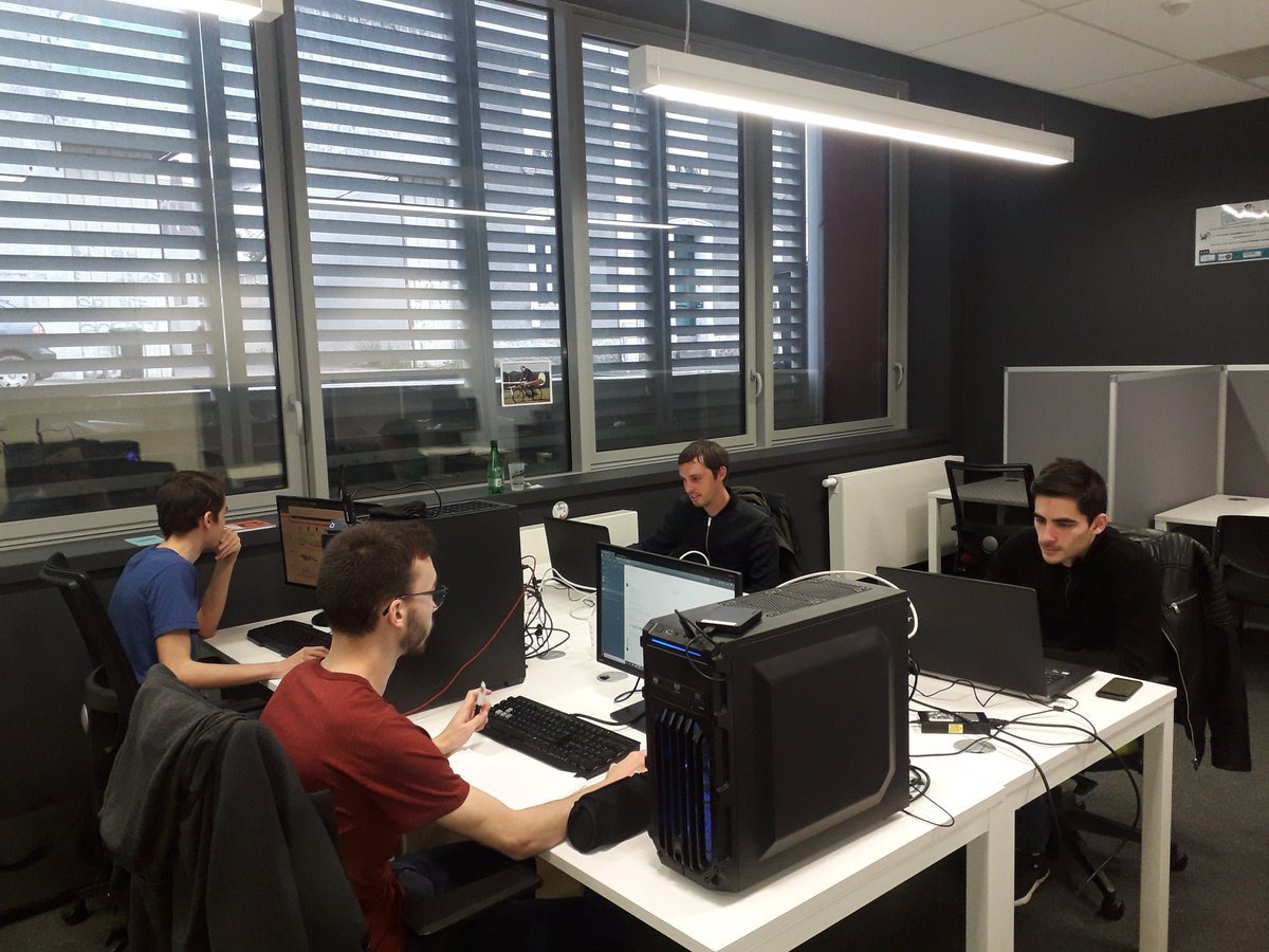 code2_be's tweet image. 🧑- Présentation des équipes et des projets - La 3 ème équipe est la team #legrandbleu qui a pour but de réaliser une appli pour les plongeurs afin de connaître la visibilité de l'eau. #HKY19 @code2_be