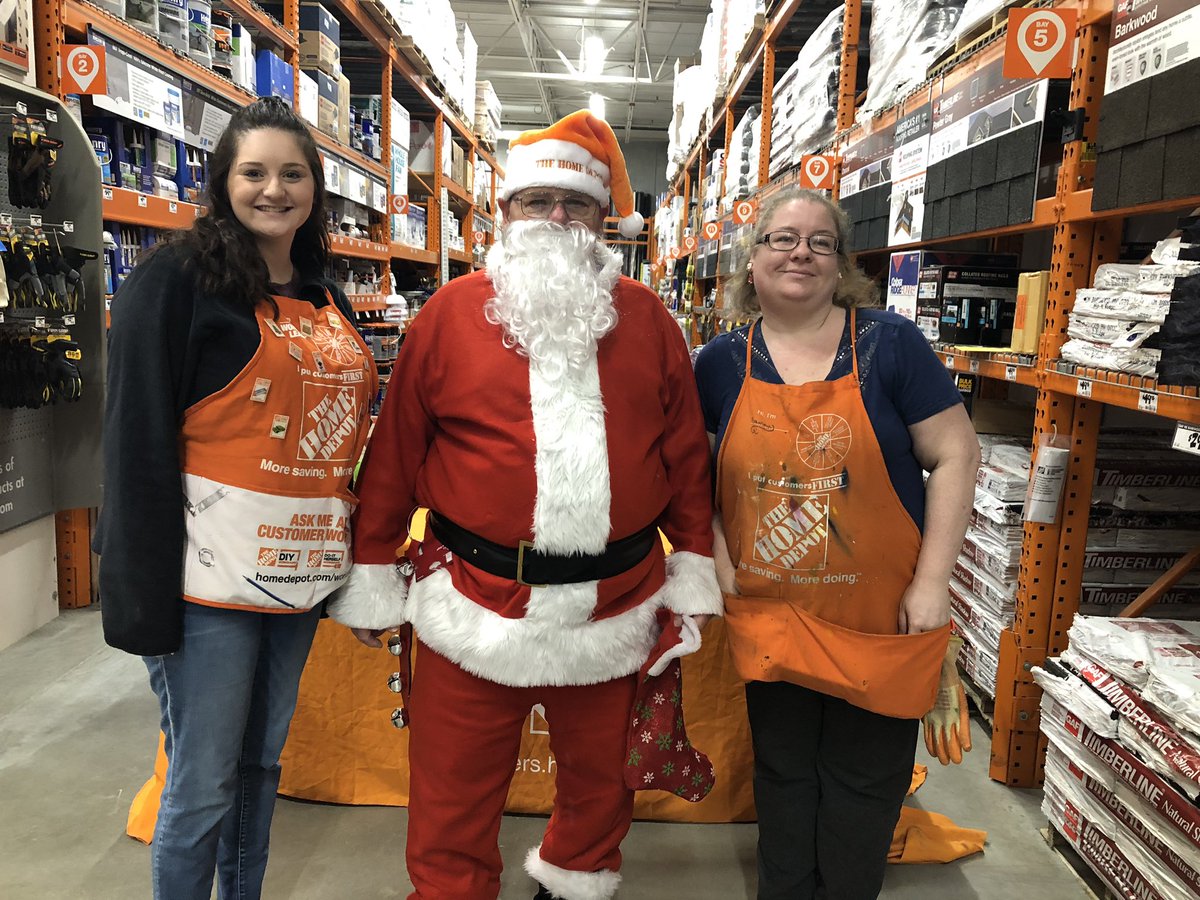 Iva_Marie04's tweet photo. Santa and his helpers, Madi &amp; Sammy! KWS💝@Homedepot8918 @thdjoek @Legend84 @jesse_klingbeil @Nanette95137018 @MadiHammontree2 https://t.co/aGEB0ahDmA