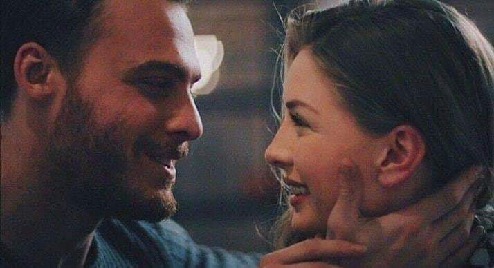 قيل لأحدهم : 
كيف تعرف من يحبك ؟
قال : من يحبني يشعر بالنقص من دوني 
ولو امتلك كل شيء
ويشتاق إليّ و لو كان حوله الف حي
هو الذي يعاملني كأنه يراني لأول مرة
ويحافظ علي كأنني الوحيد فى العالم
هو الذي لا يعترف معي بالنهايات
ويحبني كل يوم مثل البدايات ❤