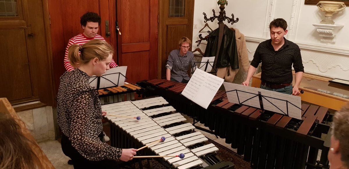 Oranjebolsward's tweet photo. Gister werd de Schutterij jong-talentenprijs aan onze slagwerkdocent Martijn Oostra uitgereikt. Ter gelegenheid van de uitreiking speelde hij in klein ensemble samen met @JeffryFrikken, Ronald Oostra en Irene Walinga voor de gasten. Gefeliciteerd met deze mooie prijs! 🎉🥳🎊 https://t.co/k0cZ5M96bN