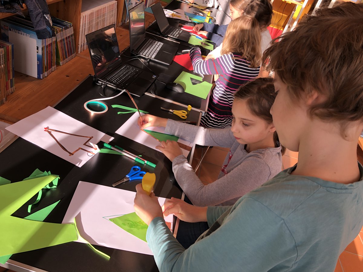 "Better than programming only."

This morning, we enjoyed a Christmas tree tinker workshop with LEDs, copper tape, and only a little blinking support by some #microbits.

#GirlsWhoCode #BoysWhoTinker
