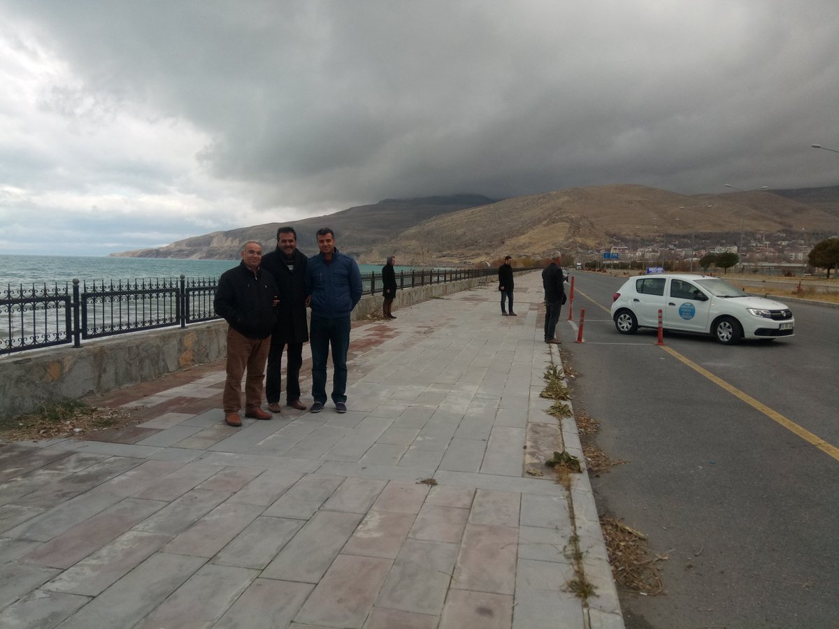 FesihYldz4's tweet photo. Adilcevaz şube müdürlerimiz M. Nuri bey ve  Ayhan Bey'le bulutlu bir havada Vangölü manzarası bir başka oluyor.
#mehmeteminkorkmaz 
#bitlismem https://t.co/anvICTppzO