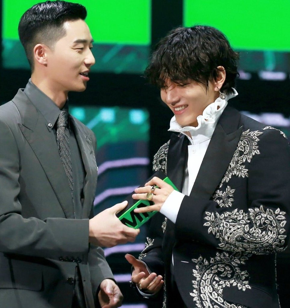 jkgay4tae's tweet photo. @Taeionysus TEAMWORK MAKES THE DREAM WORK #BTS #BTSatMMAs #MMAs #ALLKILL #4DAESANGS https://t.co/dJbo3HBUHN