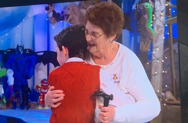 Galway_Races's tweet image. 👏🏼 Take a bow. Huge congratulations to Ryan and the extended team @thelatelateshow @rte for such a special show last night. One to remember that’s for sure. 😍Like our Summer Festival it’s  all about celebrating friends, families and reunions #magicmomemts  #latelatetoyshow ⛄️