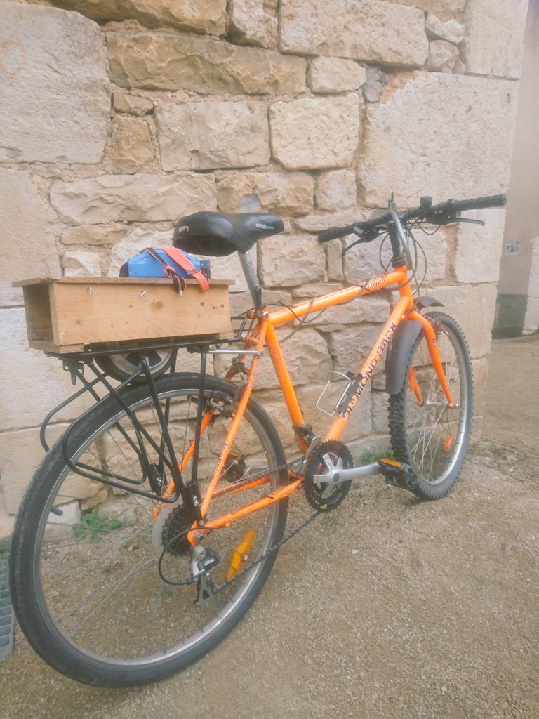 ParisMlissa's tweet photo. De retour au #fablaborigami de #Caylus à l'occasion des 3 ans du Lab ! Un succès pour ce village. La communauté ne cesse de grandir et le fab lab gagne chaque année des mètres carrés ! Des projets #lowtech, un café bricol', une découpe plasma. Un bel exemple à suivre. 👩🔧 🔨 🖱 https://t.co/ZlOuKyq0KH