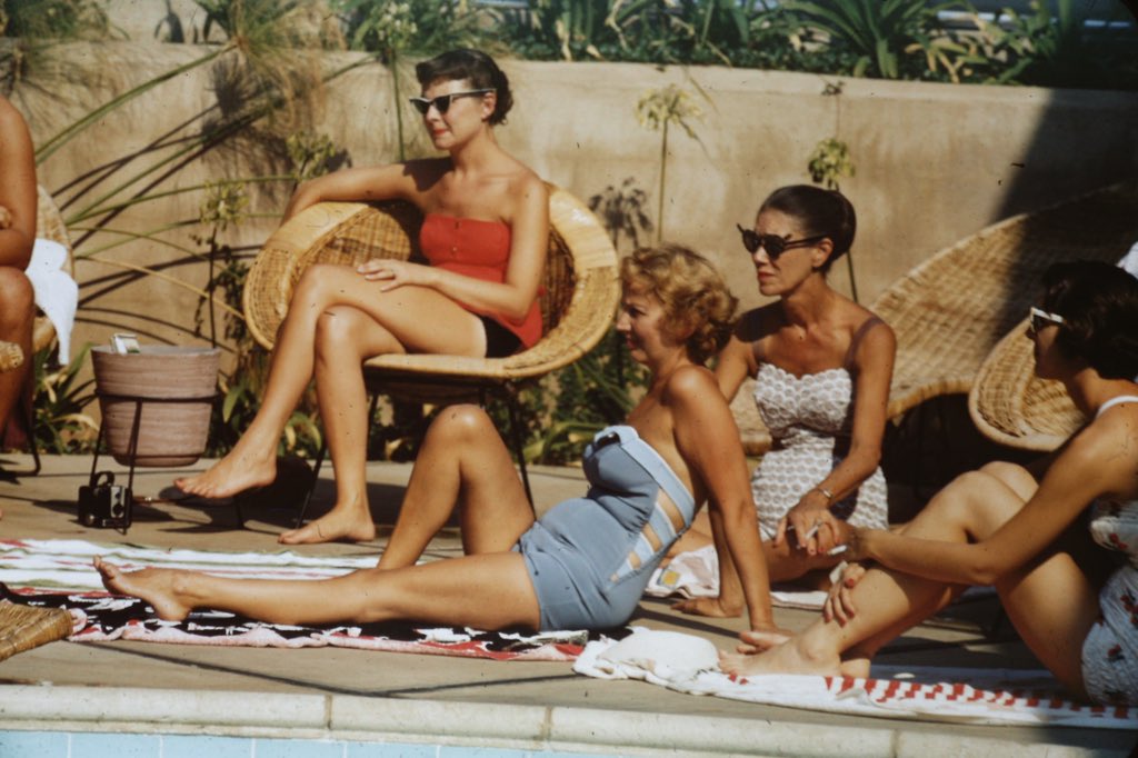 RetroChrome's tweet photo. Poolside in California 1950s https://t.co/duFrP20iTD