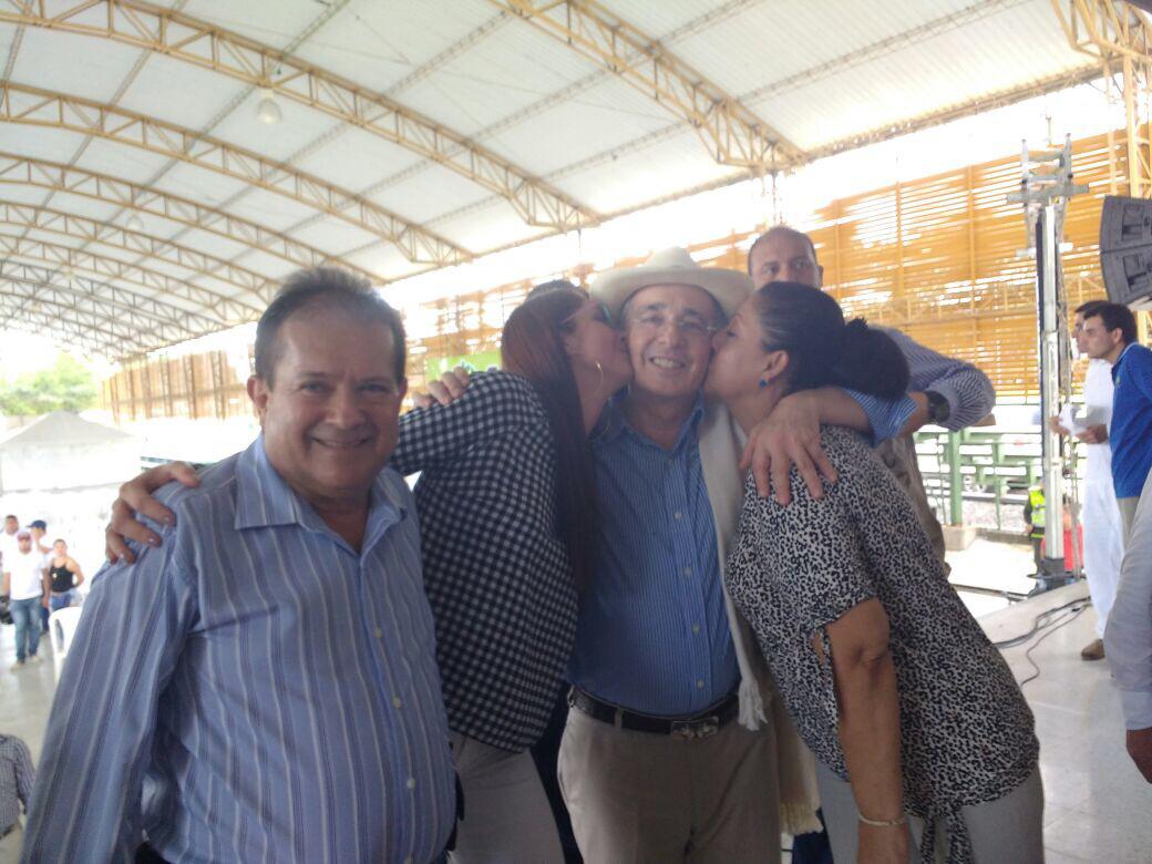 Yo lo amo por ser la barrera al comunismo y porque a pesar de la persecución que le tienen, él no deja de luchar por Colombia. Cualquier otro ya lo habría dejado todo. #UribeTeAmamos