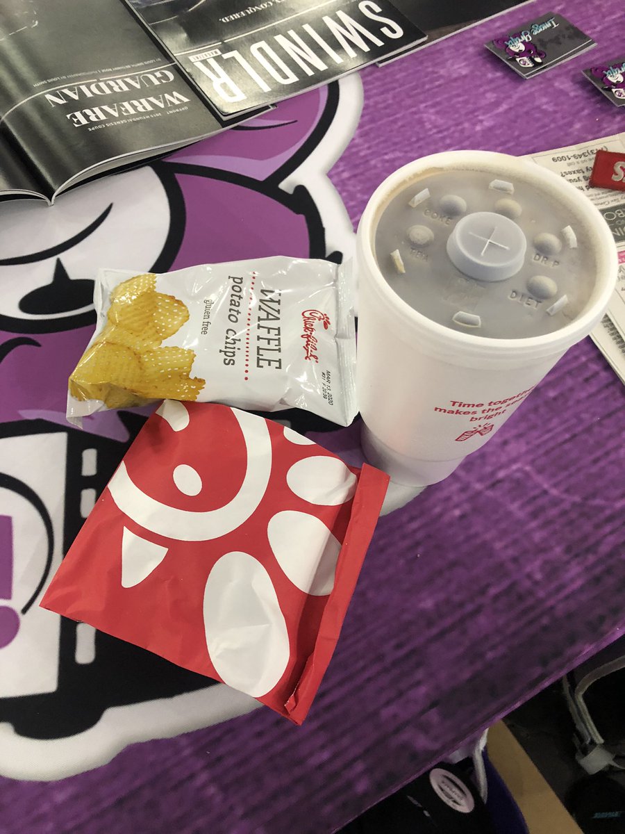imagegrafixhtx's tweet photo. @ChickfilA why is it I come to a show in a venue and pay $16 for a sandwhich, drink and “chip”??? Wow what a MARKUP!!!! #notsurewhathappened #wellthatsdifferent #supplyanddemand https://t.co/ZkStB0ooa0