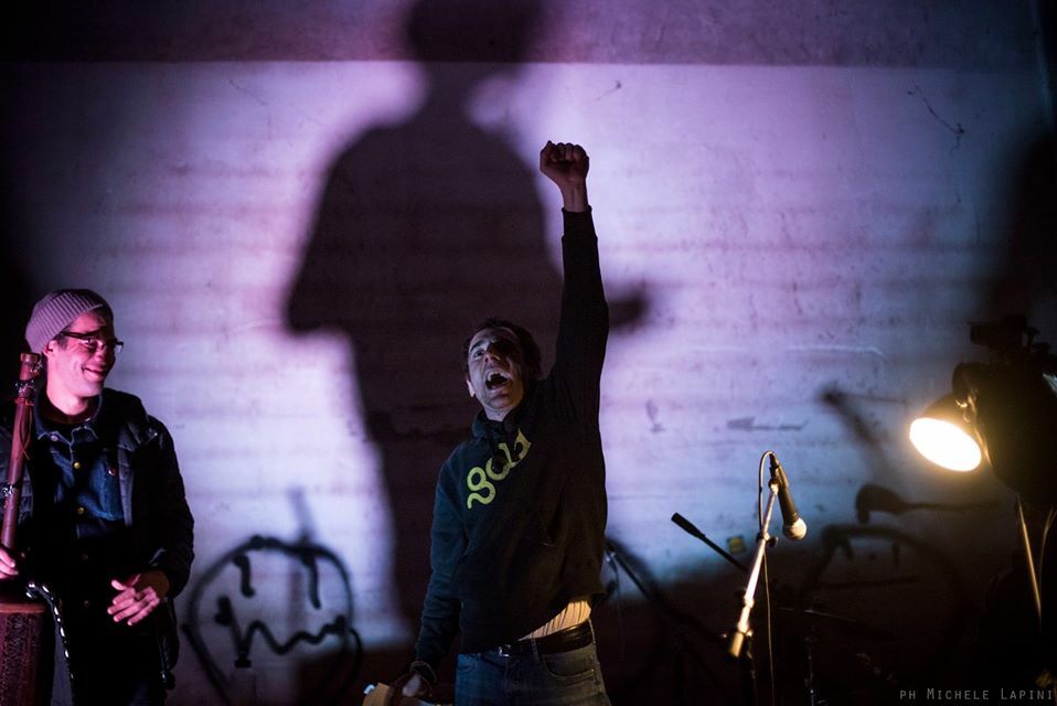 All’ex caserma Sani occupata c’è Elio Germano: “Questo è un miracolo da tutelare” [video]

Ieri sera l’attore ha partecipato alle iniziative organizzate nel centro sociale interpretando un testo del poeta Roberto Roversi. “Viva l’Xm24”, dichiara, perchè … ift.tt/33GdSVa