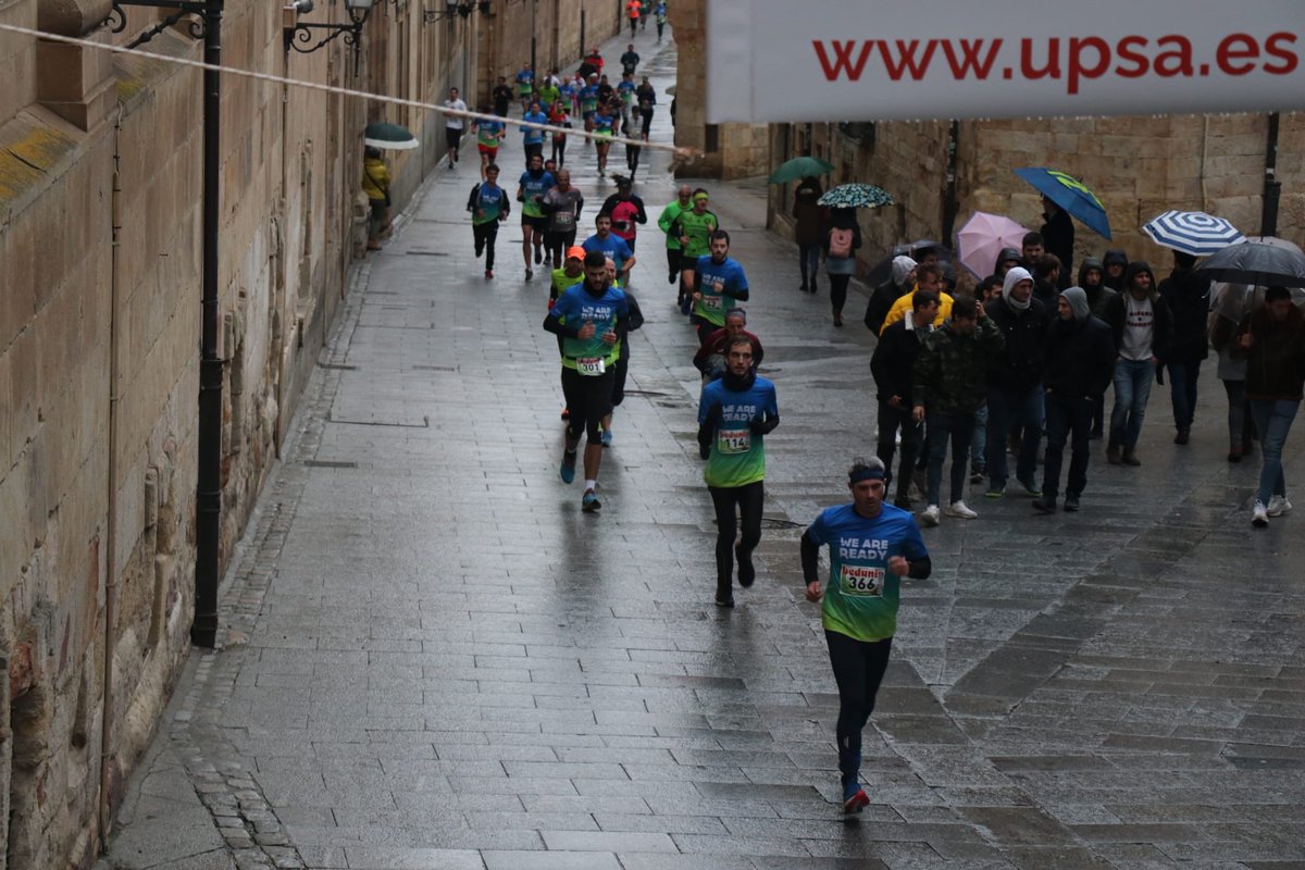 upsa's tweet photo. 👏🏻👏🏻👏🏻 ¡¡¡Ánimo, corredores!!! 🏃🏼‍♀️🏃🏻��♂️Toda nuestra admiración y apoyo a los participantes de la IV San Silvestre Universitaria ‘We Are Ready’ UPSA, que han desafiado a la lluvia y el frío en #salamanca 👌🏻👟🏅• @WeAreReadyRun @deportesUPSA #correporlaeducación #comunidadponti https://t.co/GubuiY96Fx