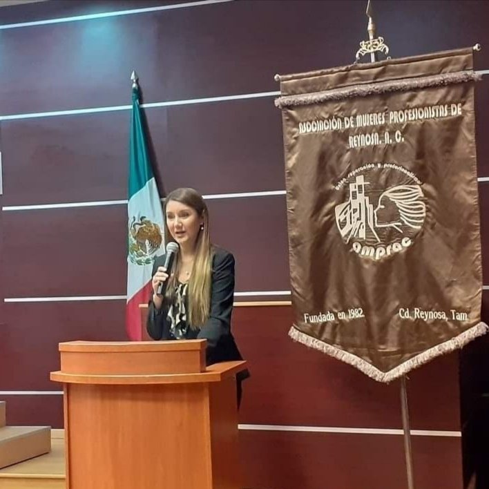 AmpracReynosa's tweet photo. Cómo una contribución al desarrollo profesional de las mujeres de #Reynosa, #AMPRAC realizó la entrega de apoyos económicos a 10 universitarias para sufragar gastos de tramitación de título profesional #Unión #Superación y #Profesionalismo https://t.co/4skrS1kFGb
