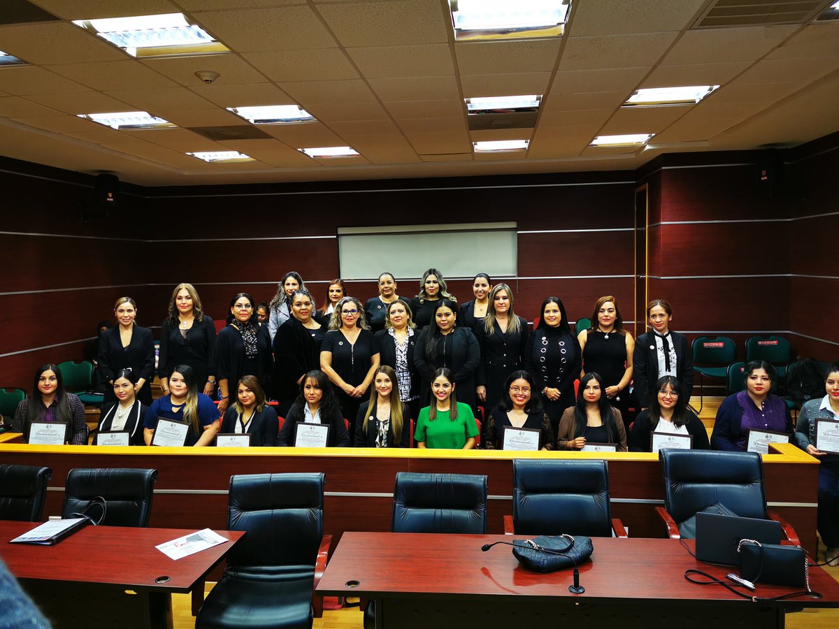 AmpracReynosa's tweet photo. Cómo una contribución al desarrollo profesional de las mujeres de #Reynosa, #AMPRAC realizó la entrega de apoyos económicos a 10 universitarias para sufragar gastos de tramitación de título profesional #Unión #Superación y #Profesionalismo https://t.co/4skrS1kFGb