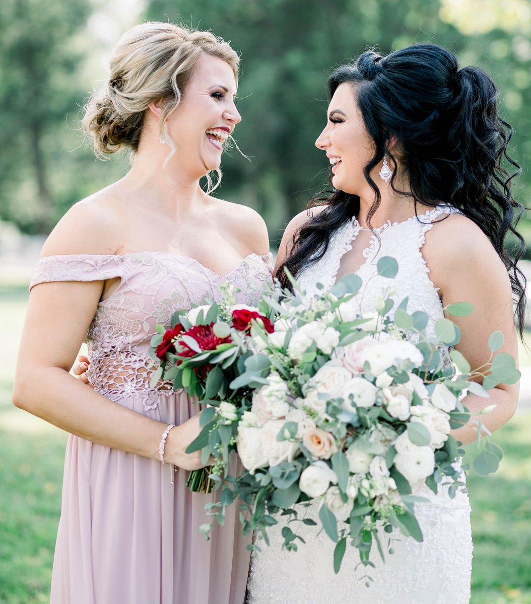 If bridesmaids were a drink, they'd definitely be champagne! A go-to for a memorable occasion, bubbly and loads of fun! 🍾💕 Tag yours below! \\ photo by Jessica Lee Photographic Art \\ flowers by LB Floral
.
.
.
.
#bridesmaids #bridesmaid #thepinkbride