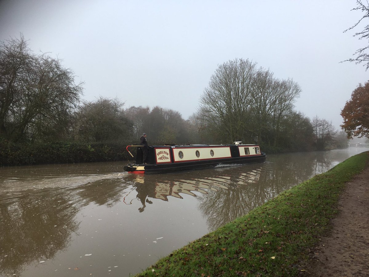 Templarlady's tweet photo. After a cold and dull start we made it up the #HattonFlight in a record time of two and a half hours. #grandunioncanal #narrowboat https://t.co/2WZDmjZsSH