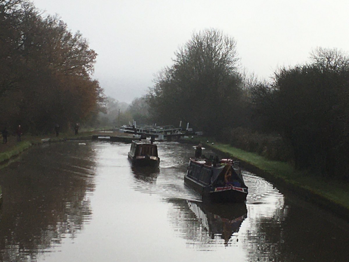 Templarlady's tweet photo. After a cold and dull start we made it up the #HattonFlight in a record time of two and a half hours. #grandunioncanal #narrowboat https://t.co/2WZDmjZsSH