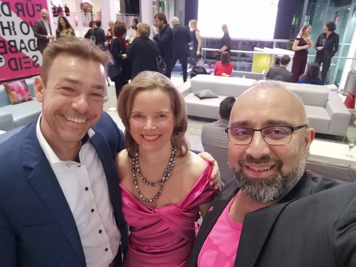 kaman4010's tweet photo. Wie geil ist das denn? Frau @bibohle und @em_ha_ge_el beim #dlfa erwischt #telekomwall #Telekom https://t.co/AfrFuuTj7G