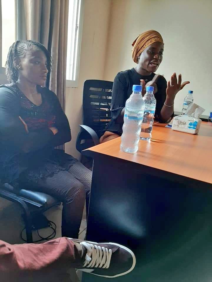 bahoro09's tweet photo. Ce 30 Nov. 2019 autour de @Diaria90 de la Société civile et Oumou Hawa Diallo Chargée de communication d'OSH-Guinée, @TIBACOMM a reuni 15 jeunes dans le cadre des traditionnels échanges du week-end qu'elle organise.
Thème: "jeunesse, diversité et convergence". #TIBACOM #Session7 https://t.co/6sb1i82Ihv