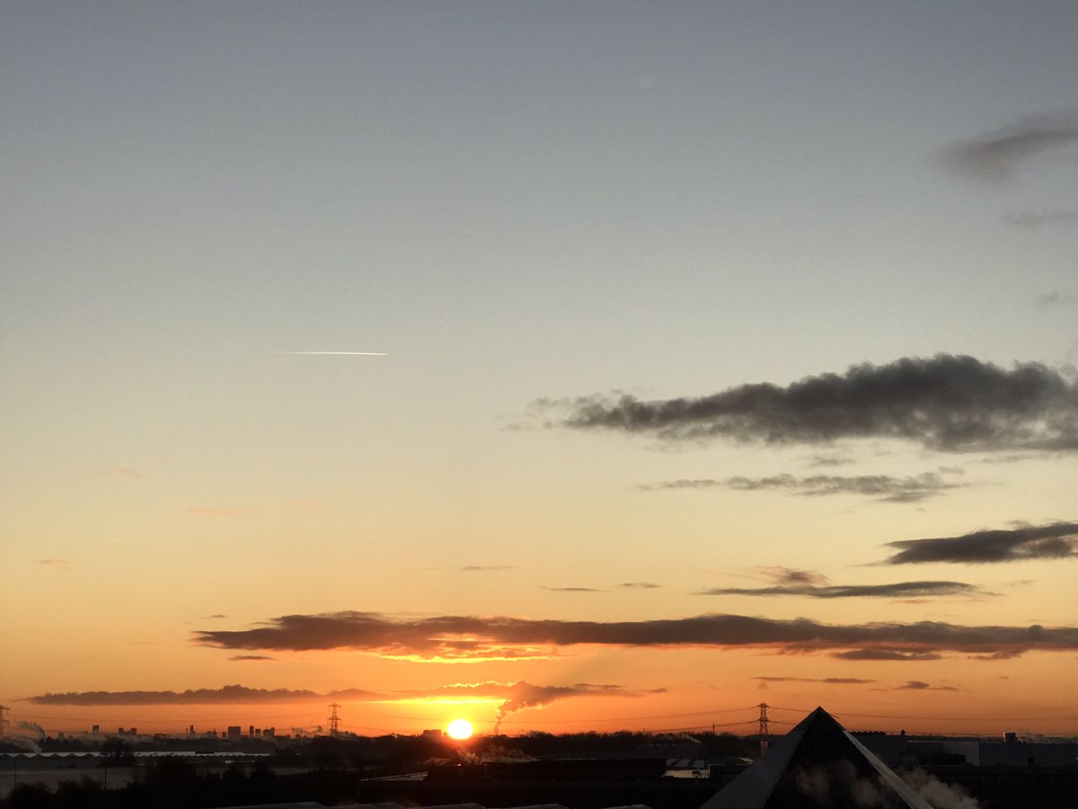 Tinuss210's tweet photo. #N222 geluk rond deze tijd van het jaar is de lucht in de ochtend zo mooi https://t.co/qJ5cA2DqzA